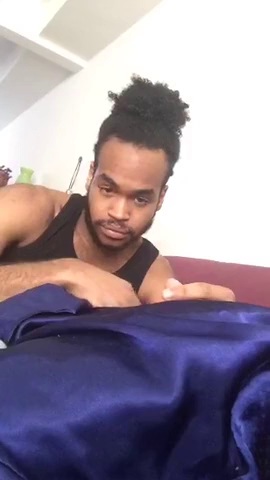 Siyah fahişe kendisini ev sahibinin oğluna siktiriyor